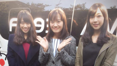 山田姉妹と新行アナで中継