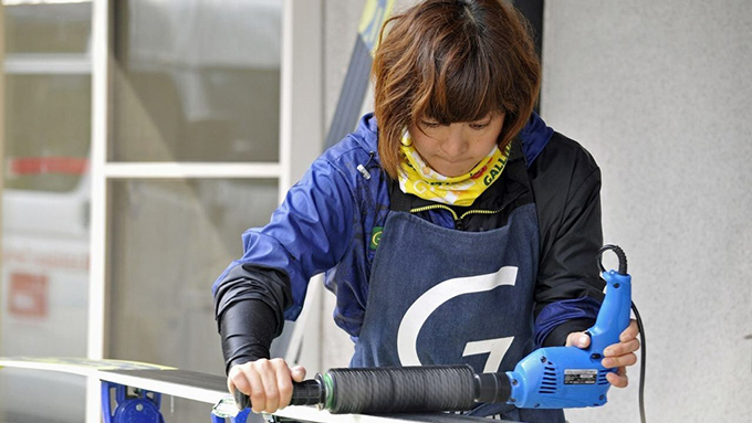 ジャンプ選手からワックスマンに転身、 高梨沙羅選手の板も扱った小浅星子さん