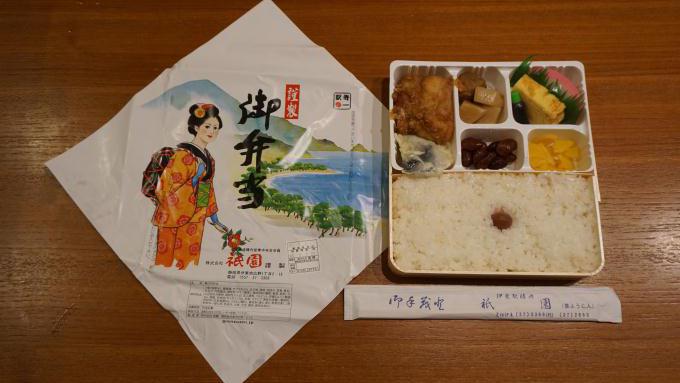 伊東駅「幕の内弁当」(810円)~花見は幕の内で気分アゲ“揚げ”!?花いっぱい踊り子の旅
