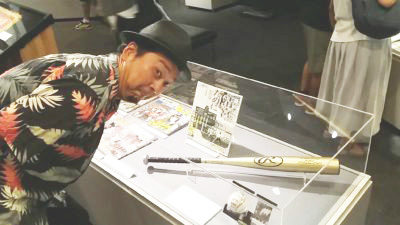 ラジオDJ、俳優ATOMが『夏の甲子園100回記念で特別展「100回の夏」』にお邪魔しました