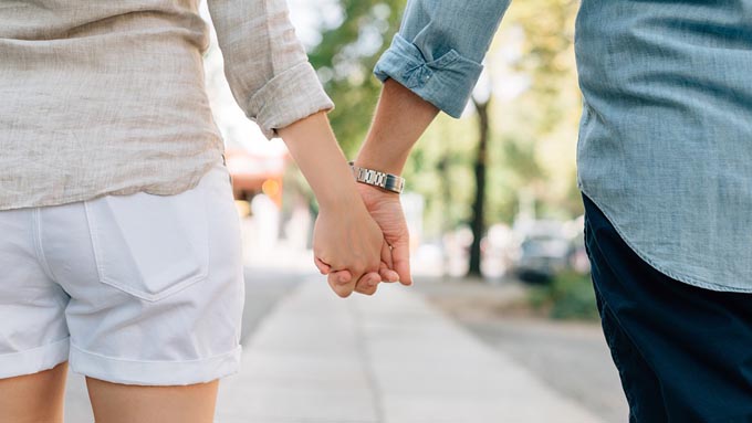 男性の80%以上が『女性の右側にいるのが落ち着く』理由は?