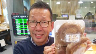 シイタケを持つ微妙な顔の松本アナ