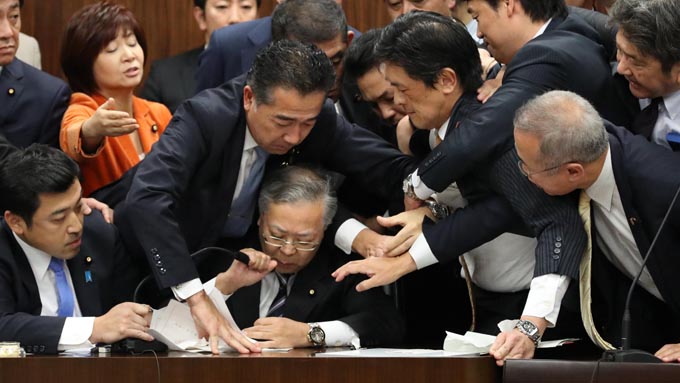 臨時国会本日閉幕~強行採決へのセレモニー演出のみに終わった野党