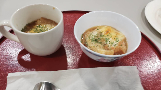 市販のオニオンスープの素にひと手間加えると豪華料理に大変身