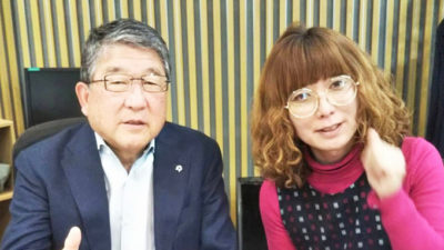 タブレット純 ギターを抱えて登場 !!