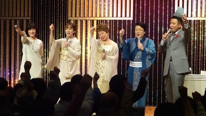 スマート生活を始めた演歌歌手・秋岡秀治に思わぬ落とし穴が!