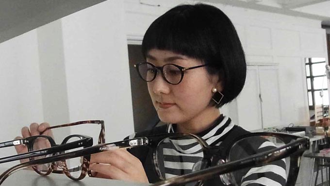 いまの眼鏡のトレンドはメタルで繊細なもの