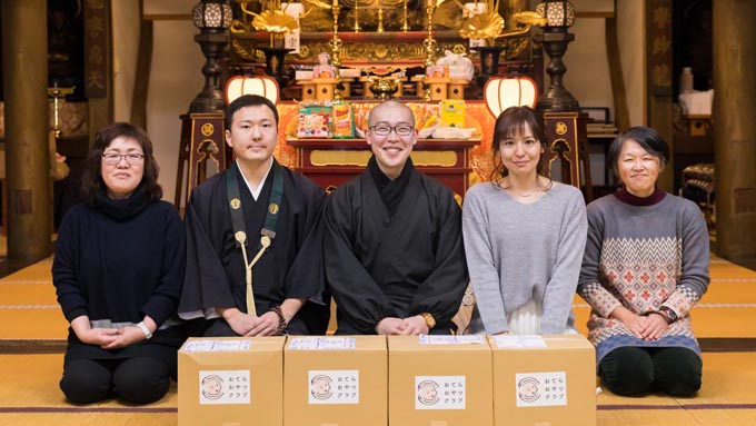 お寺のお供え物を貧困家庭へ! グッドデザイン大賞『おてらおやつクラブ』とは