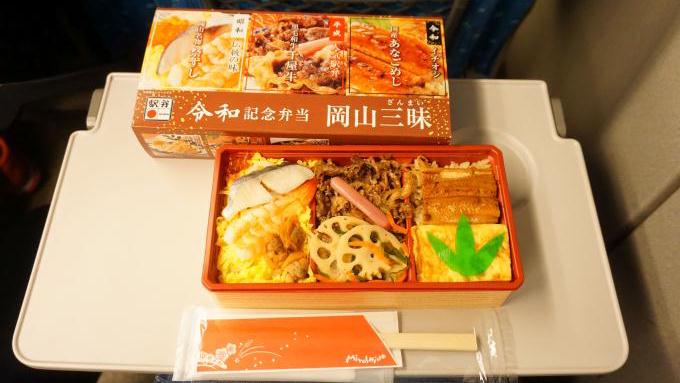 岡山駅「令和記念弁当 岡山三昧」(1280円)~昭和・平成・令和の3つの味を1つの折で食べくらべ!
