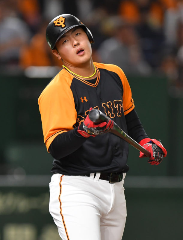 野球ユニフォーム 巨人/読売ジャイアンツ 岡本和真選手 ジャイアンツ 岡本選手 読売ジャイアンツ 岡本和真選手と