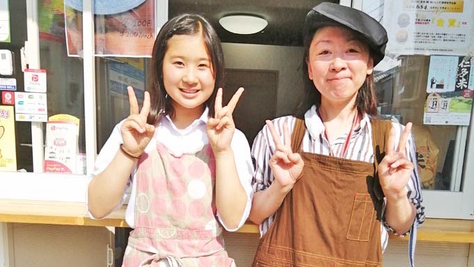 「私も手伝うから、一緒にやろう」中学生の看板娘が店先に立つ理由とは