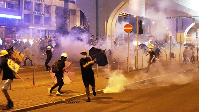 香港デモ隊を警察が強制排除~香港の動静を見ている台湾