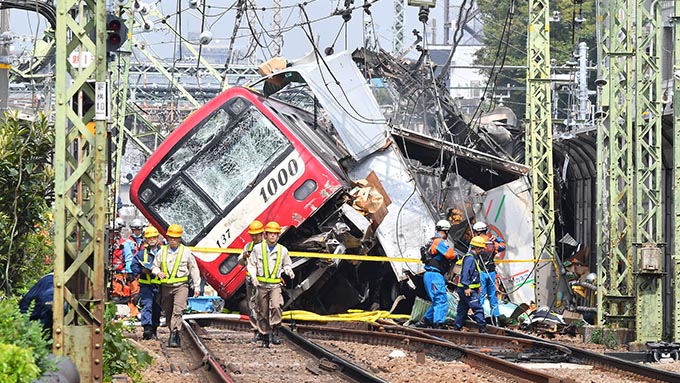 京急衝突~運転手が駅員とみられる男性と相談している姿も