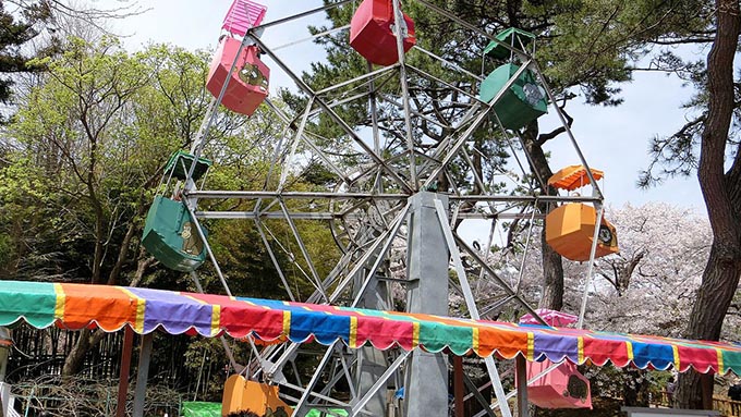 現在も動いている、日本で最も古い観覧車は?