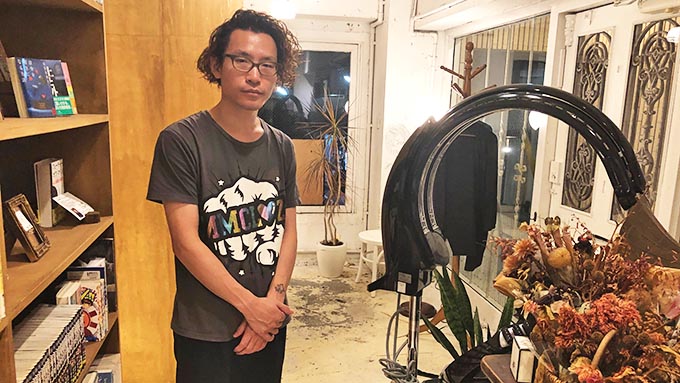 外から見たらまるで本屋! 本好きが集まる“文学堂美容室”