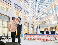 愛の泉@WHITE KITTE 浅井企画のお笑いステージからスタートです！