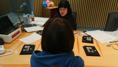 フードの羊、かわいくて、つい！