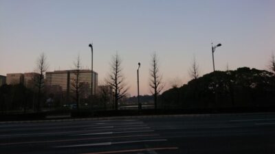東京マラソンを待つ、日比谷通り