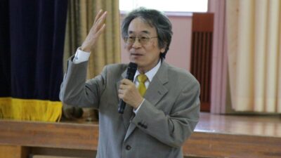 しつけの極意。子供に対してモノを言う時は、しゃがんで同じ目線にすること。