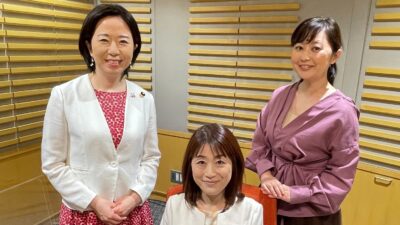 人間とチンパンジーの子育ての違い。人間は手を取りお節介なぐらいモノを教える。
