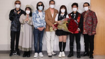 マスク姿で、ハイ、ちーず?