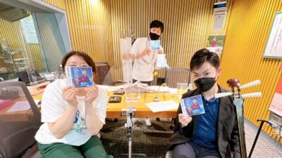 奇跡の三刀流！　歌手の彩青さんが生登場！