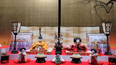 豪華で愛らしいお雛さまが丸の内に
