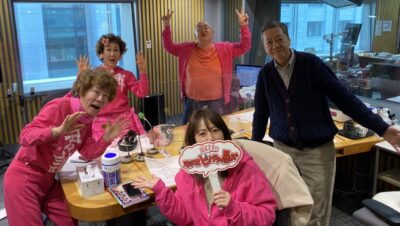 ダブルペーパーでピンク一色！　林家ペーパーさんが生登場！