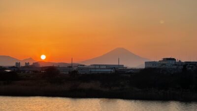 小学校の校庭で恐竜とモーニングラン&あさぼらけ写真館