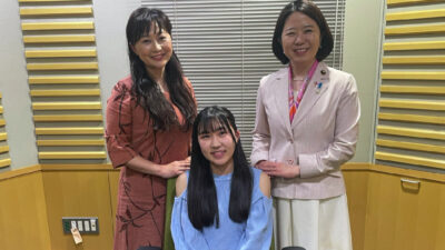 テレビ番組でAKB48の365日の紙飛行機を披露