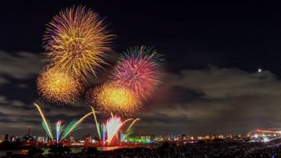 東京の夜空に一番乗り！　鮮やかな大輪^^た～まや～!!