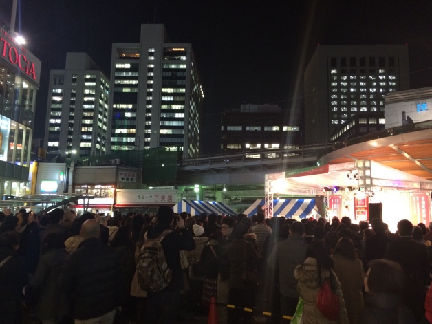 タイトル有楽町駅前愛の泉ステージ  本文ものすごい人！人！人です！