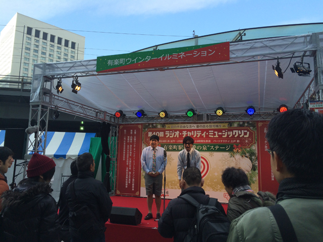 タイトル有楽町駅前愛の泉ステージ お笑いステージスタート！  本文まずは、ぽ〜くちょっぷのお二人！